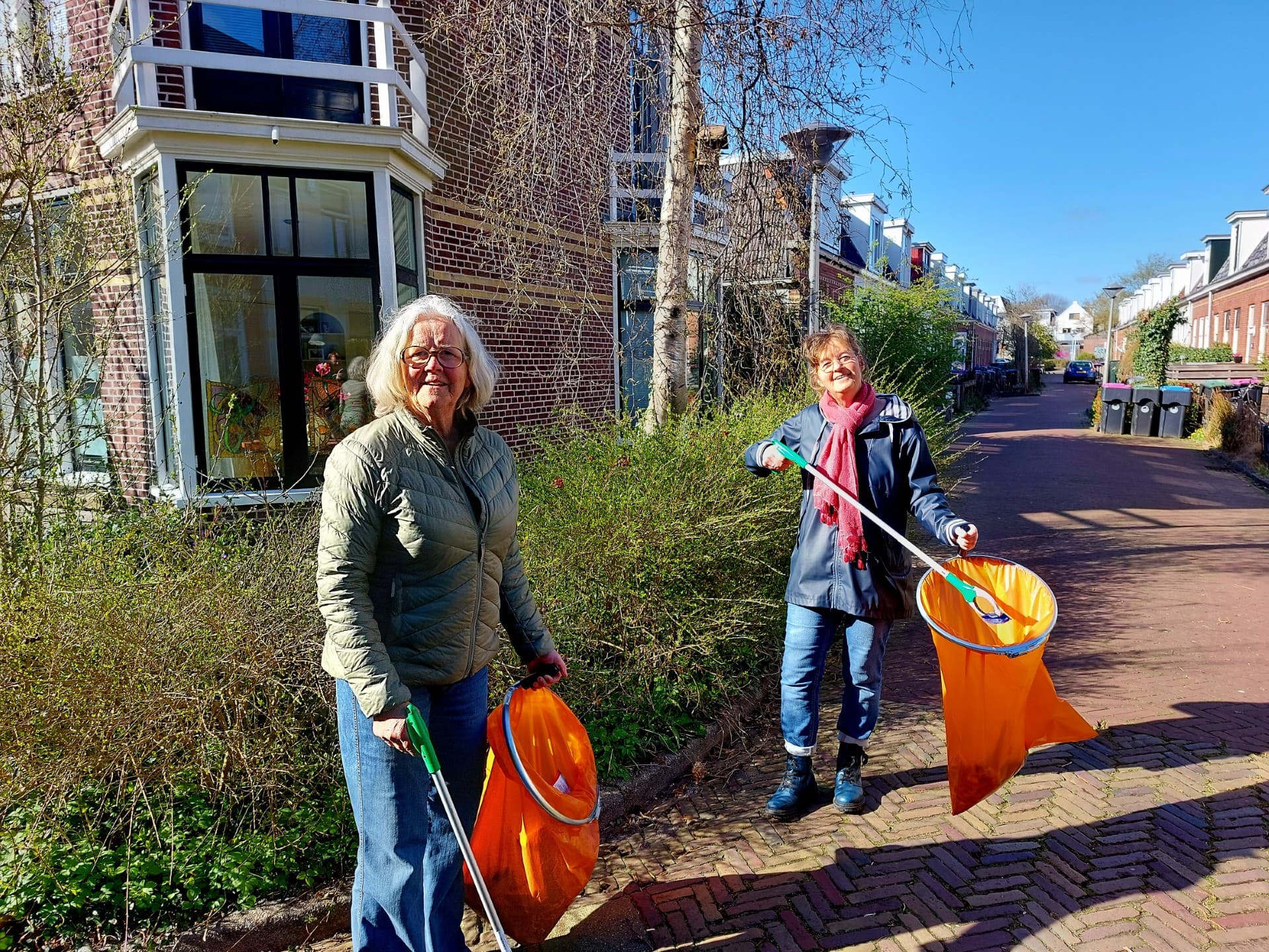 Bewoners ruimen samen zwerfafval op in de Vlietzone